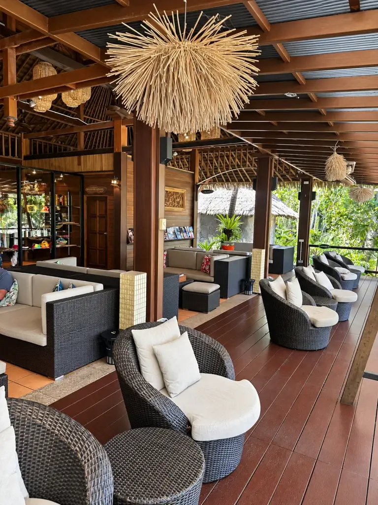 Die offene Lobby des Panviman Resort mit Holzdecke und Korbsesseln