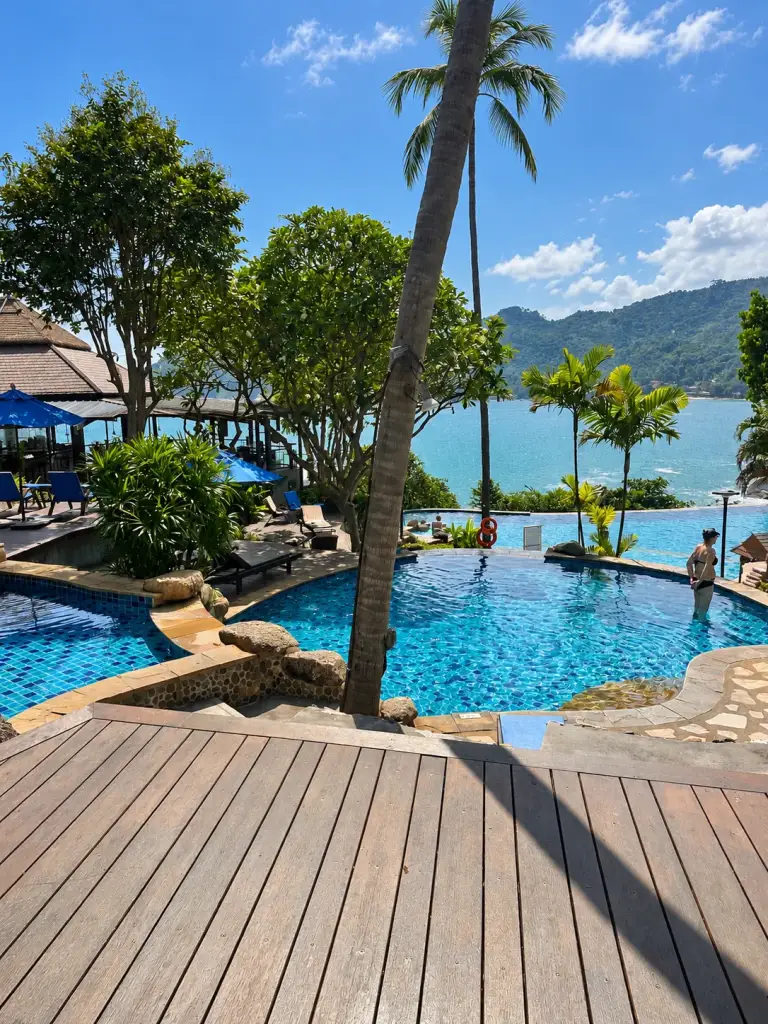 Der Infinity-Pool des Panviman Resort über der Bucht