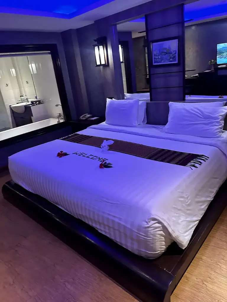 Das Zimmer im Panviman Resort mit Doppelbett und blauer Beleuchtung