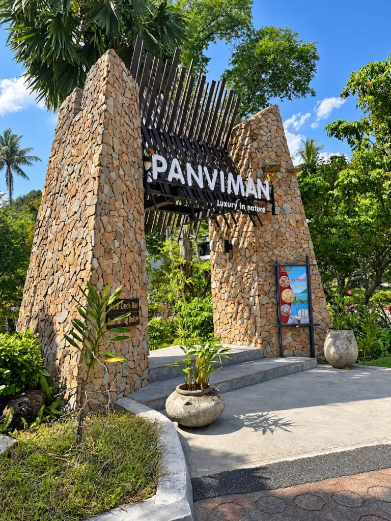 L'enseigne d'entrée du Panviman Resort, Thong Nai Pan Noi