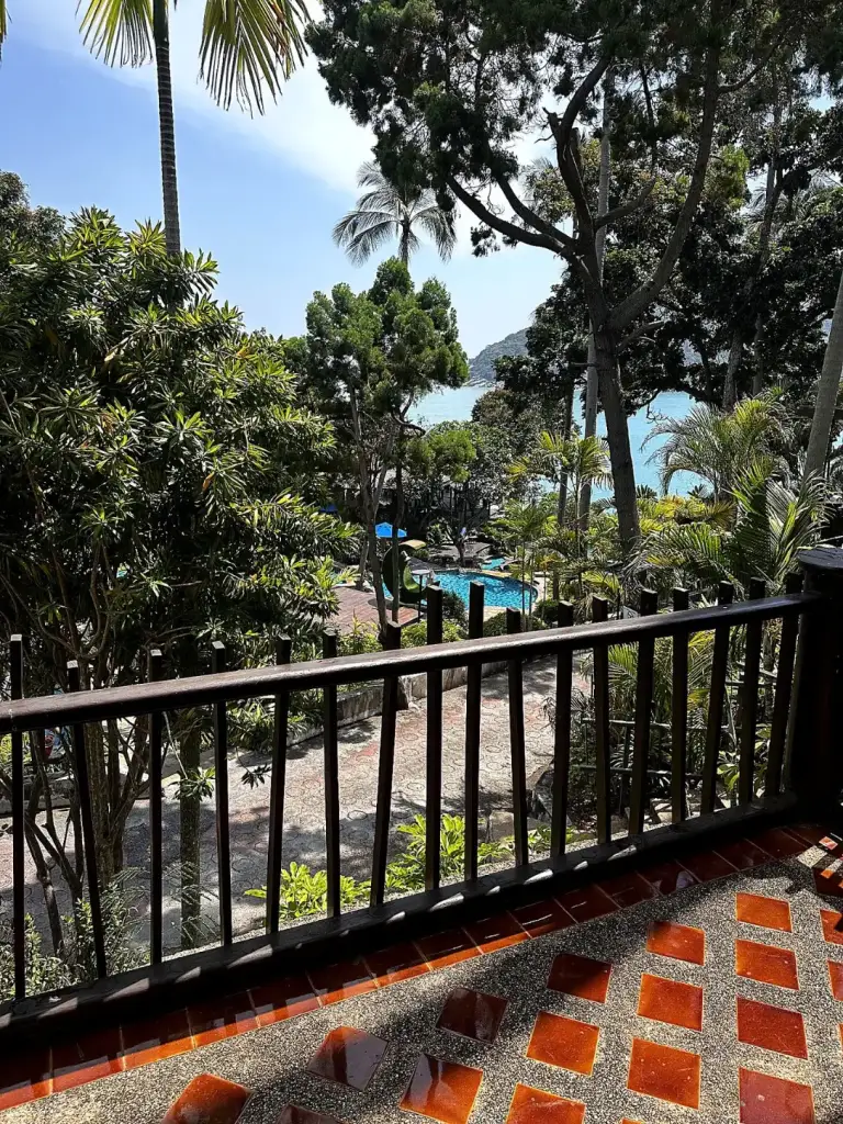 La vue depuis le balcon du Panviman Resort sur la piscine et la mer