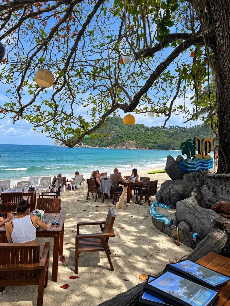 Ein Strandrestaurant im Schatten der Bäume in Thong Nai Pan Yai