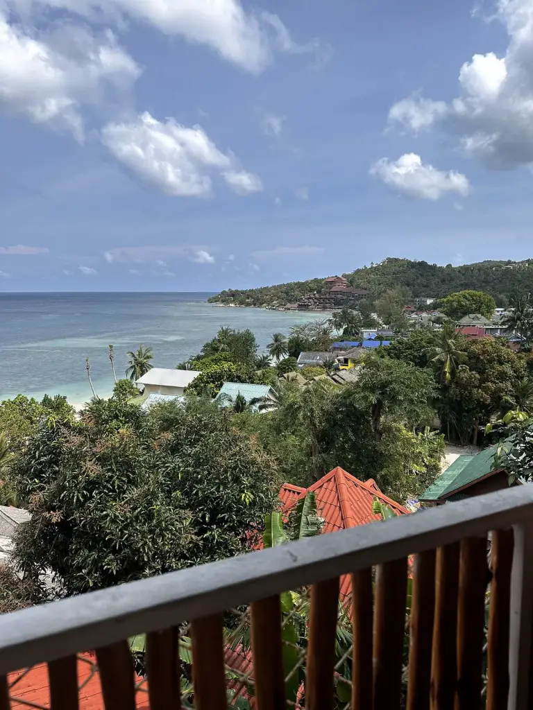La baie de Haad Yao vue d'en haut, depuis la terrasse de What's Cup