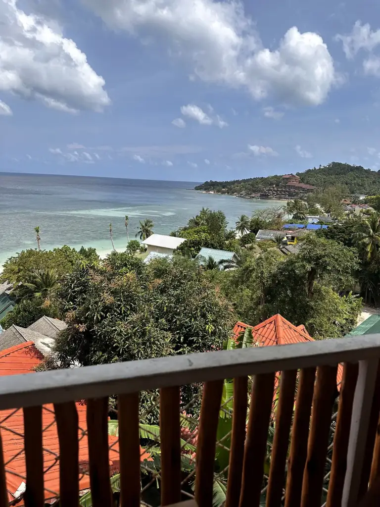 Der Blick von der Terrasse des What's Cup über die Bucht von Haad Yao, Koh Phangan